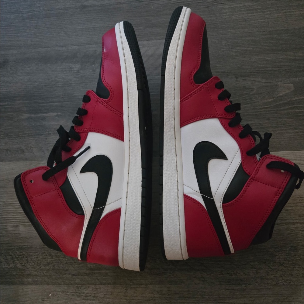 Jordan 1 mid ‘Chicago Black Toe’